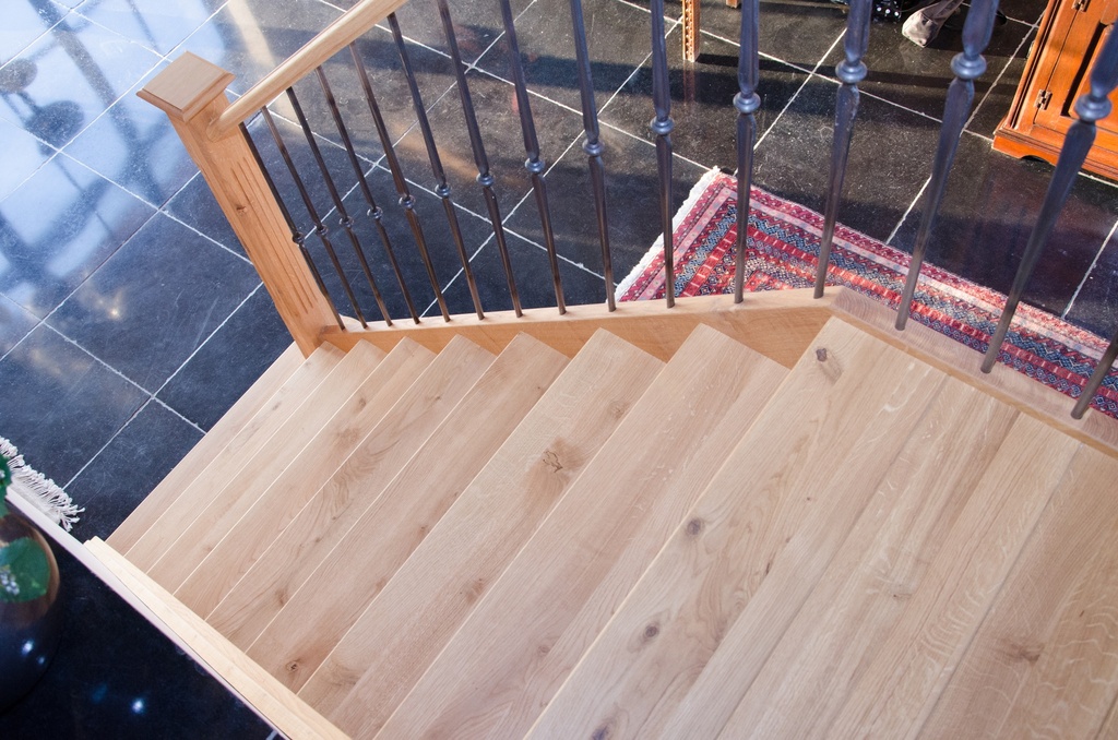 Rechte standaard trap met tussenbordessen in eik rustiek (76)