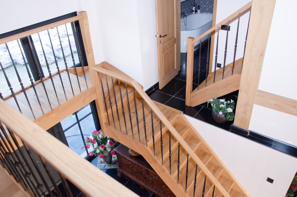 Rechte standaard trap met tussenbordessen in eik rustiek (76)