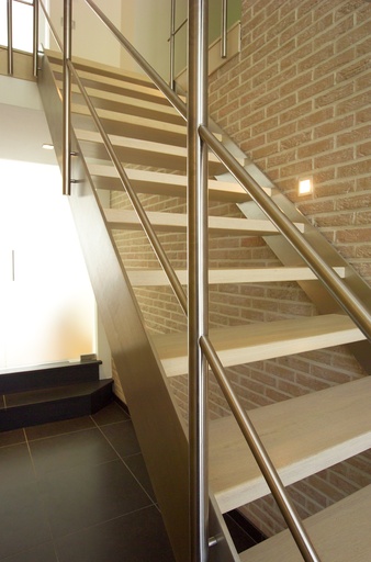 Metaaltrap met houten treden in beuk