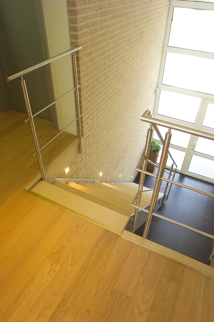 Metaaltrap met houten treden in beuk (121)