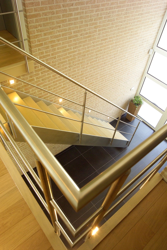 Metaaltrap met houten treden in beuk (121)