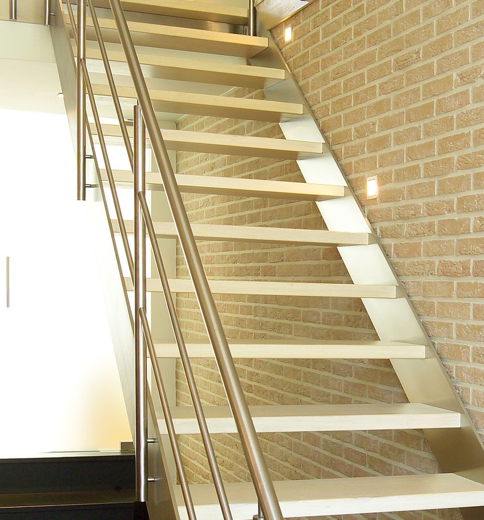 Escalier métallique avec marches en bois de hêtre