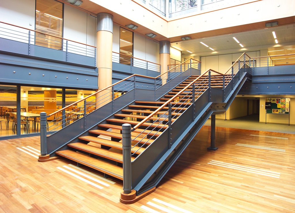 Rechte trap met tussenbordes (122)