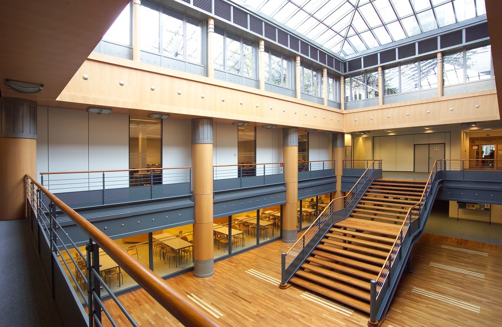 Rechte trap met tussenbordes (122)