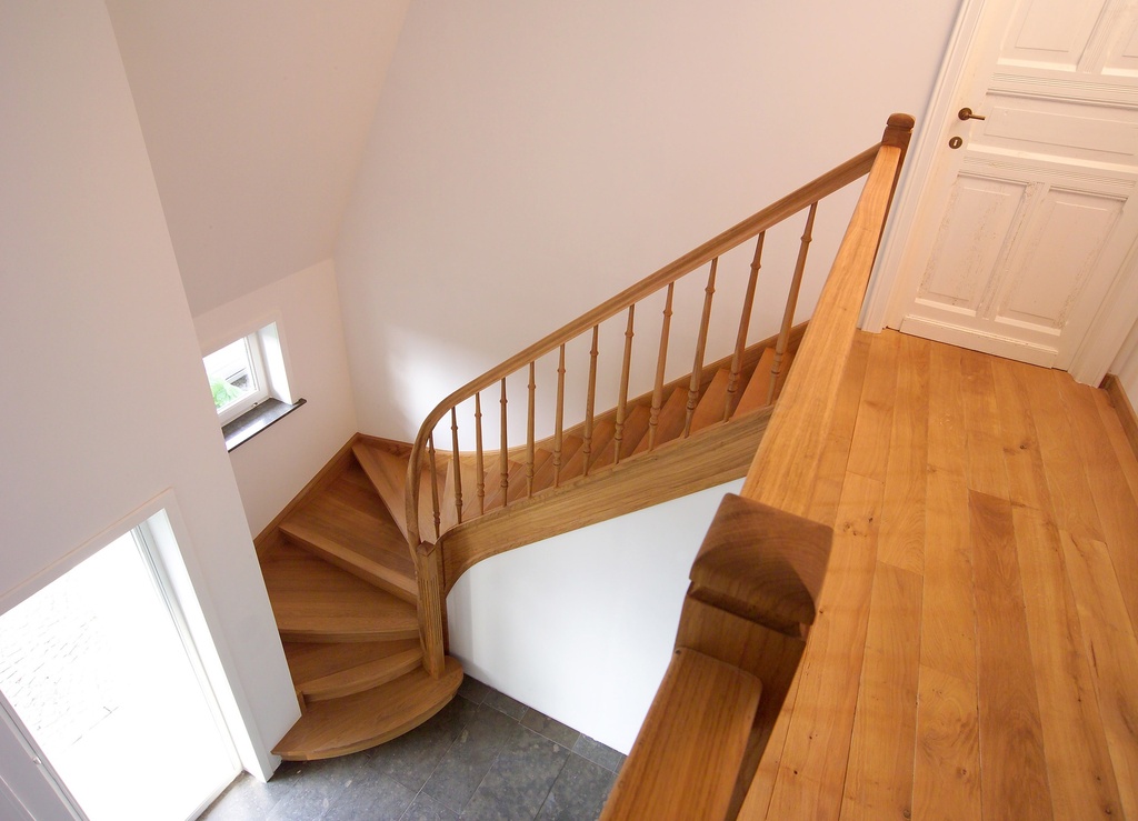 Escaliers en chêne courbés le long de l'intérieur