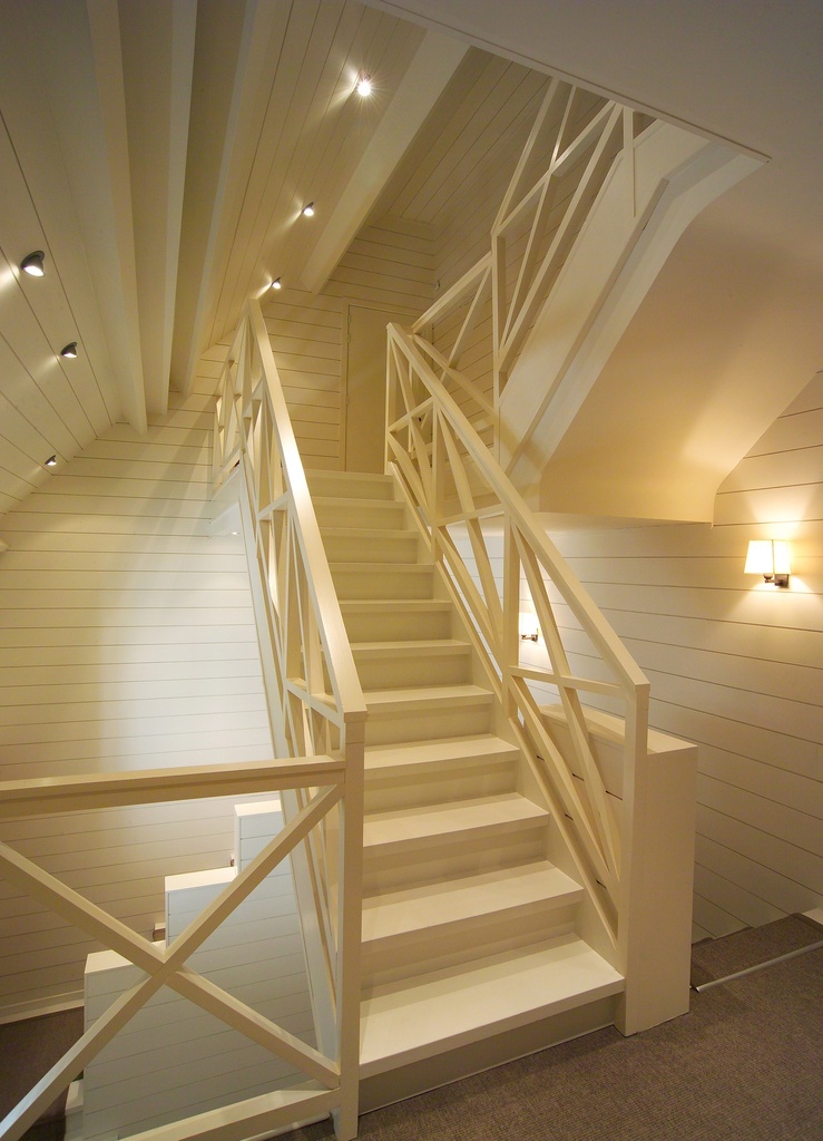 Rechte houten trap met tussenbordessen (133)