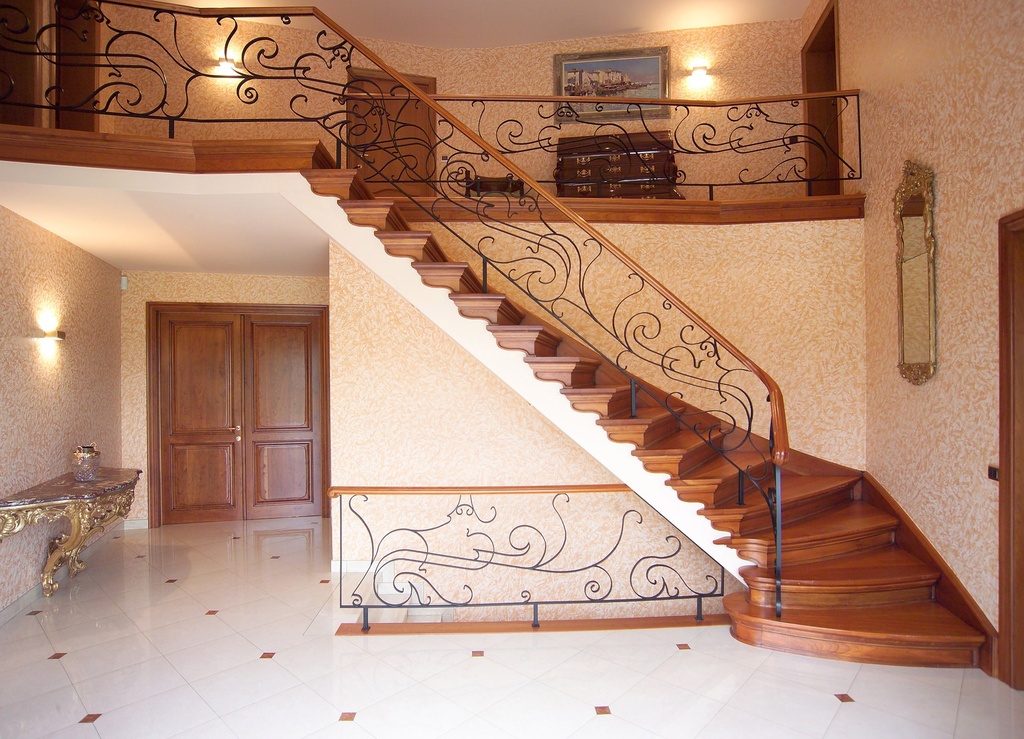 Escalier avec de généreuses marches en bloc comme départ et combinés avec une balustrade décorative