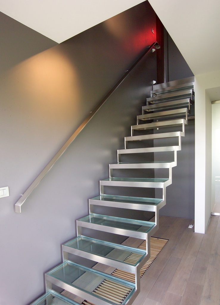 Escalier en acier inoxydable avec marches en verre transparent