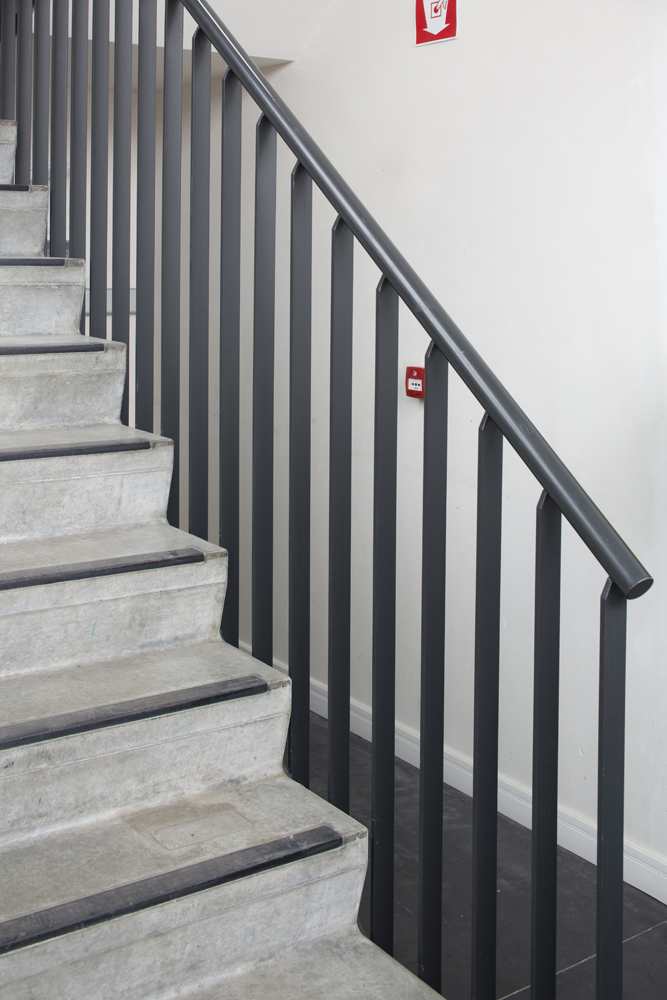 Balustrade métallique sur un escalier en béton