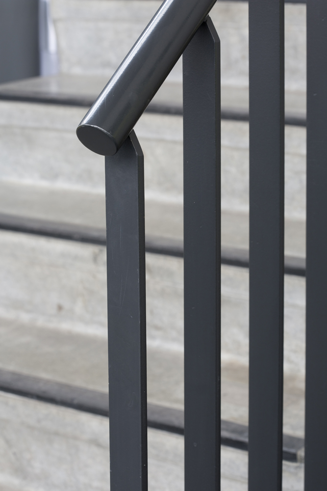 Balustrade métallique sur un escalier en béton