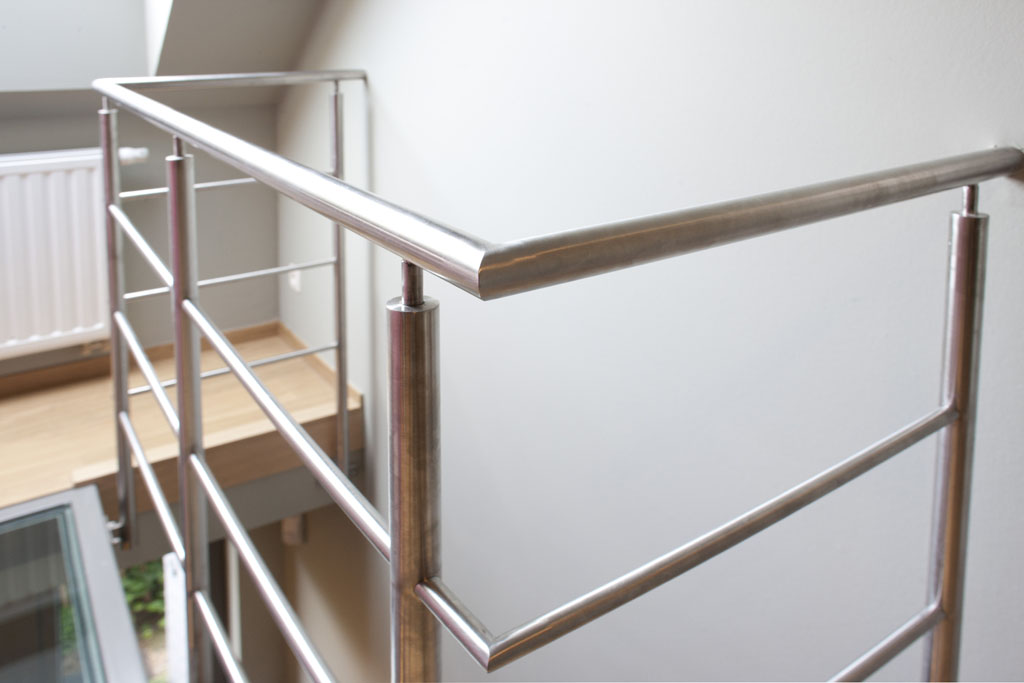 Escalier en blocs de chêne avec mezzanine en verre