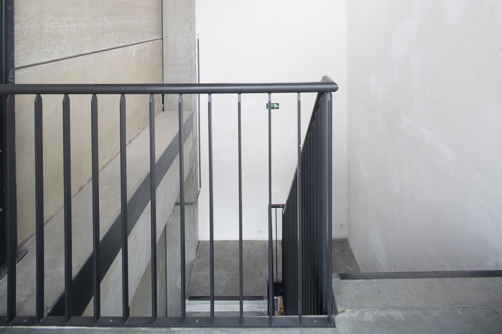 Balustrade métallique sur un escalier en béton