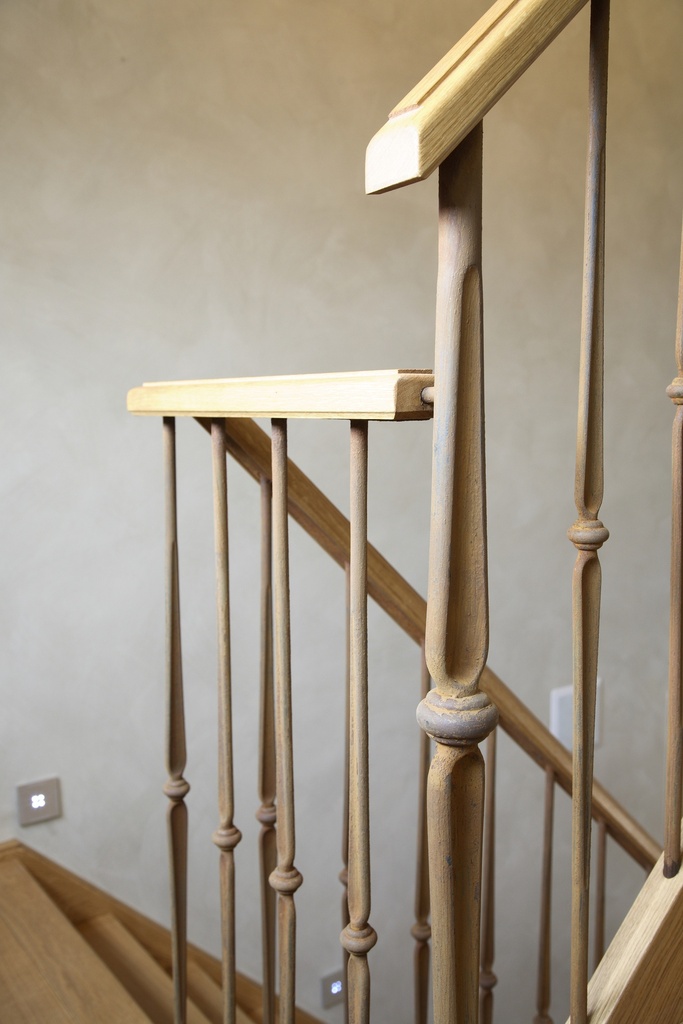 Geroeste metalen balusters met houten handgreep