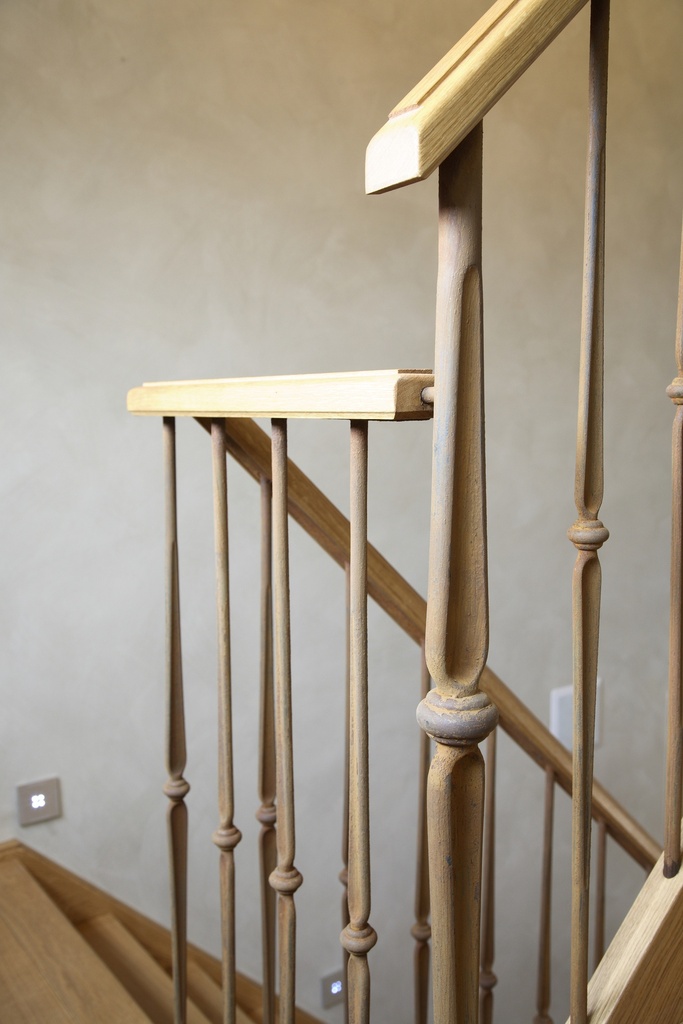 Geroeste metalen balusters met houten handgreep (142)