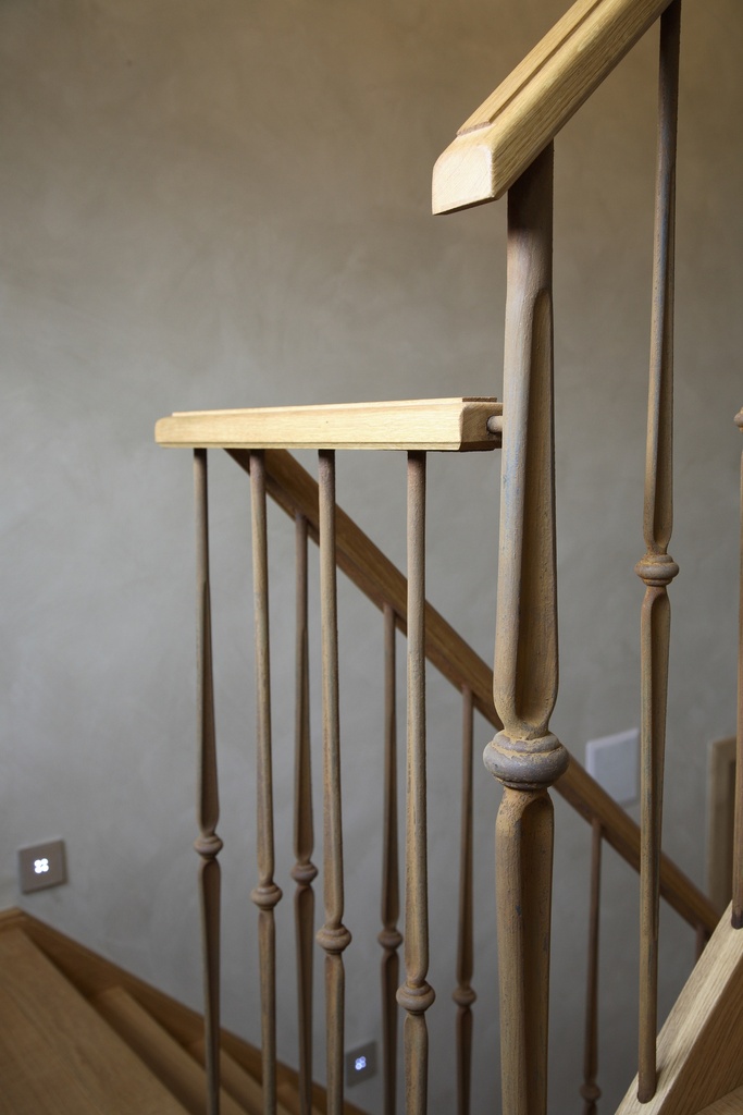 Geroeste metalen balusters met houten handgreep