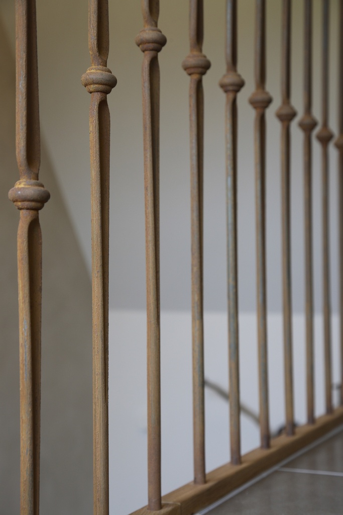 Geroeste metalen balusters met houten handgreep