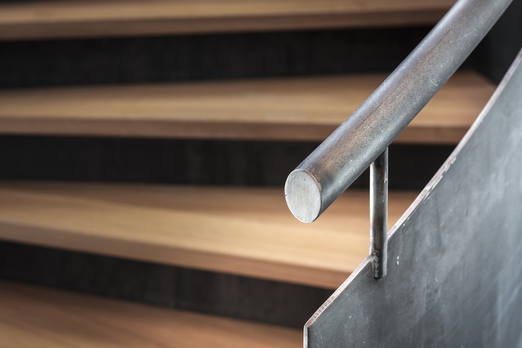 Escalier en colimaçon orné de marches en bois