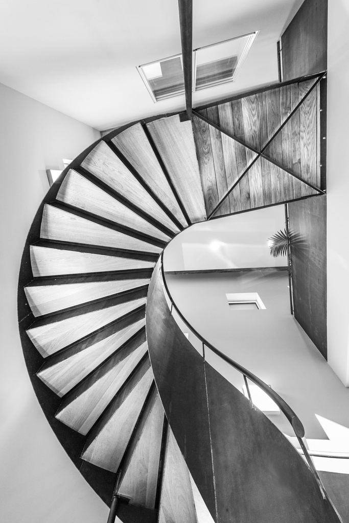 Escalier en colimaçon orné de marches en bois