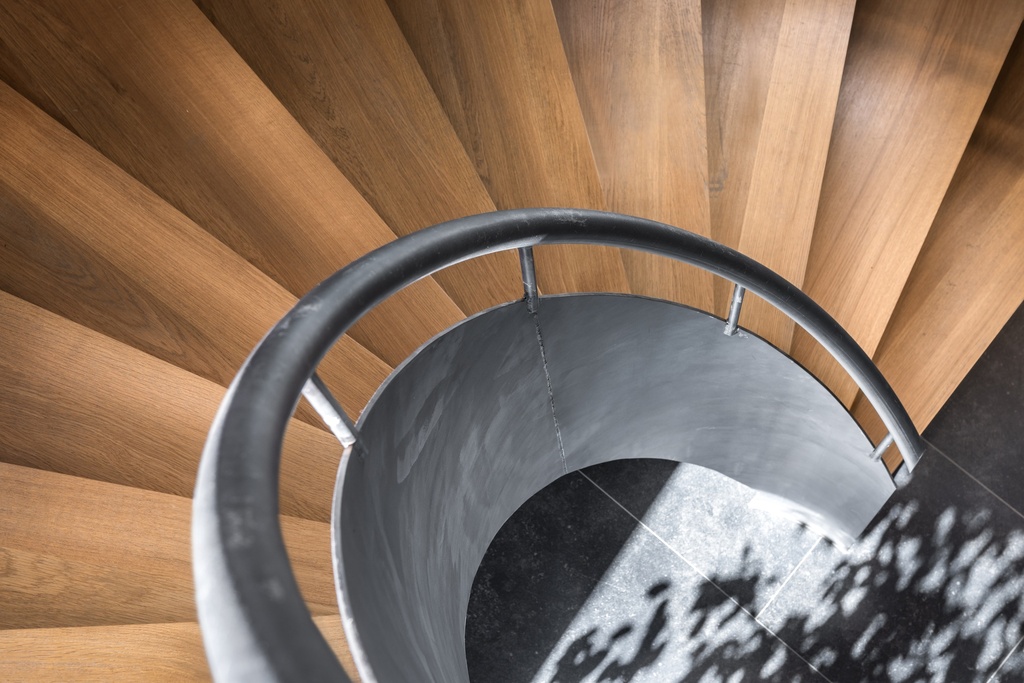 Escalier en colimaçon orné de marches en bois