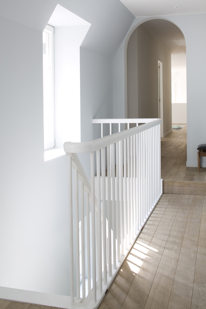 Escalier avec des marches superposées et un poteau rond