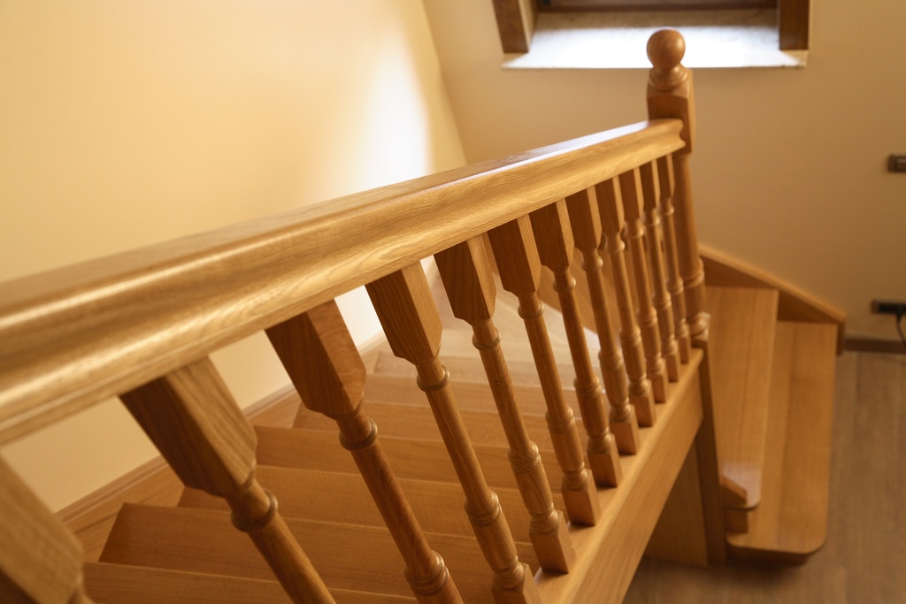 Escalier en bois classique en chêne