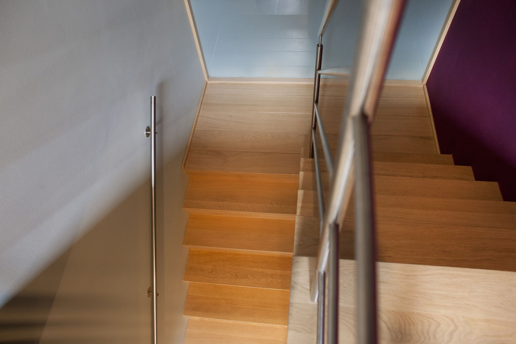 Escalier en blocs de chêne avec mezzanine en verre