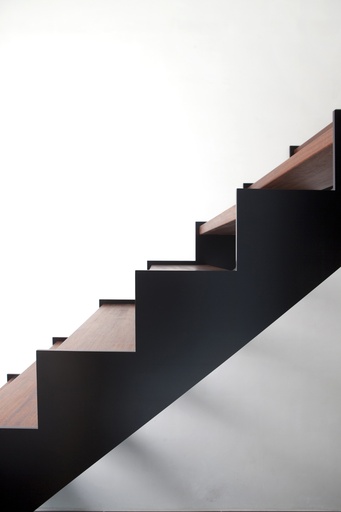 Metaaltrap met treden in ovangkol