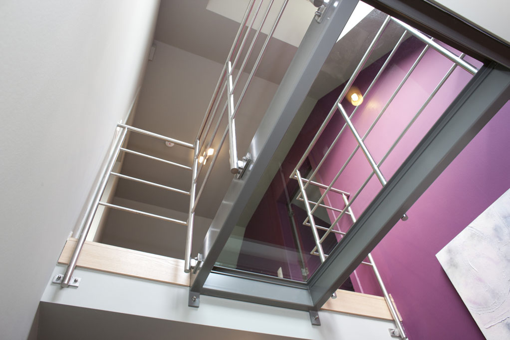 Escalier en blocs de chêne avec mezzanine en verre