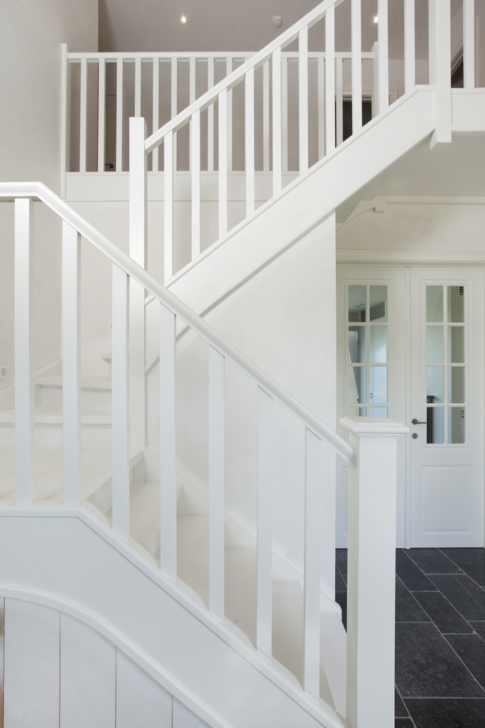 Klassieke trap met tussenbordes | geschilderd