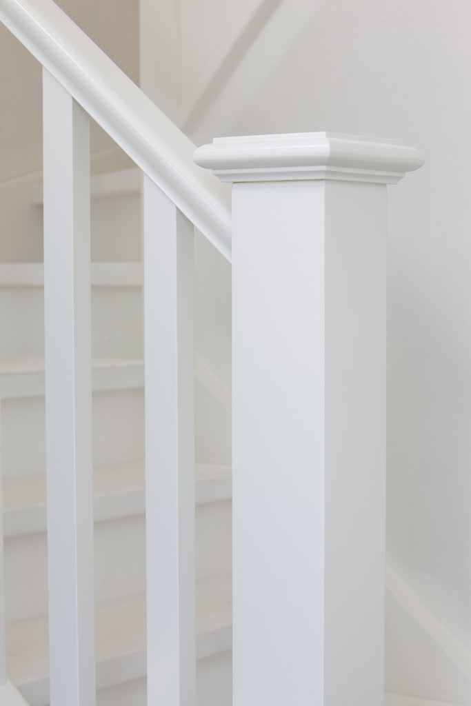 Klassieke trap met tussenbordes | geschilderd