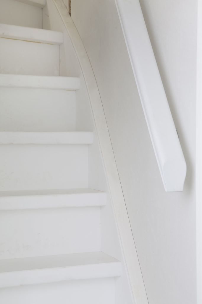 Klassieke trap met tussenbordes | geschilderd