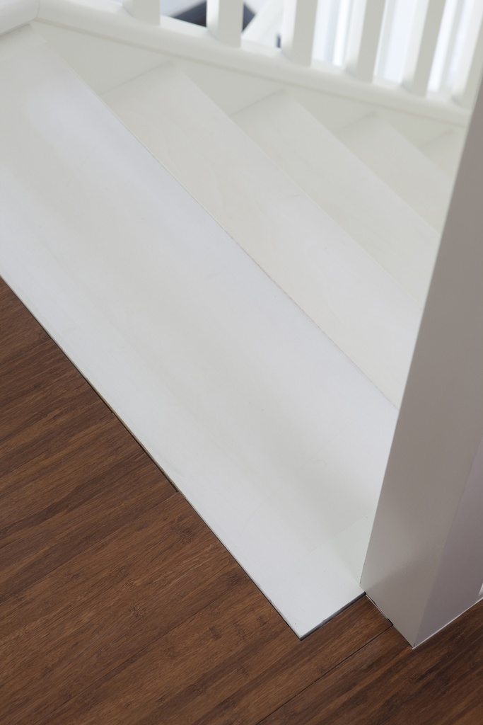 Klassieke trap met tussenbordes | geschilderd