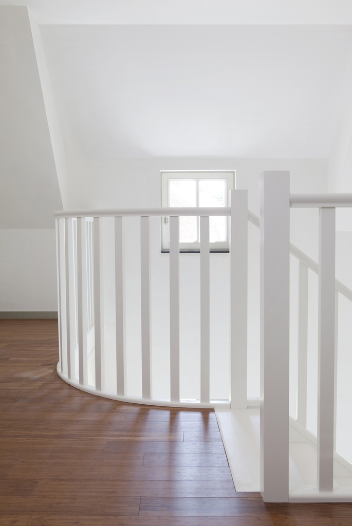 Klassieke trap met tussenbordes | geschilderd