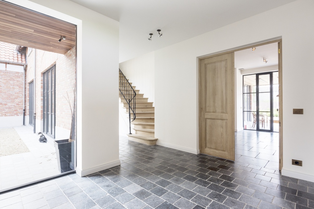 Kwartdraai eiken trap met opliggende treden | gerenoveerde hoeve