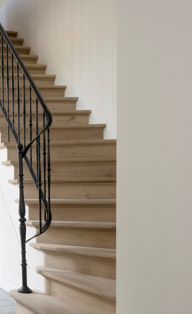 Kwartdraai eiken trap met opliggende treden | gerenoveerde hoeve