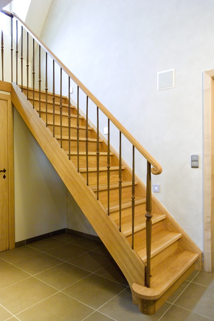 Klassieke trap met smeedijzer spijlen