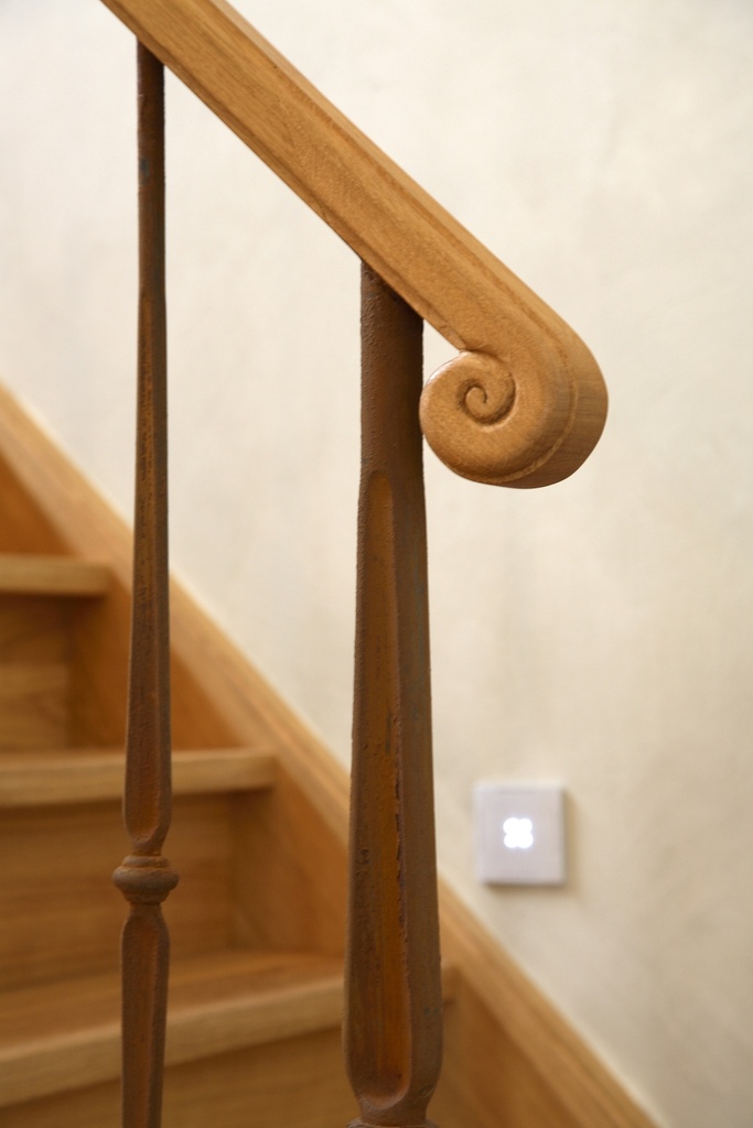 Klassieke trap met smeedijzer spijlen