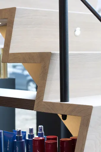 Z-trap met LED in Kapsalon