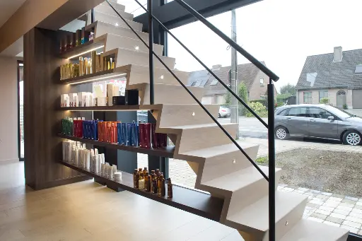 Z-trap met LED in Kapsalon