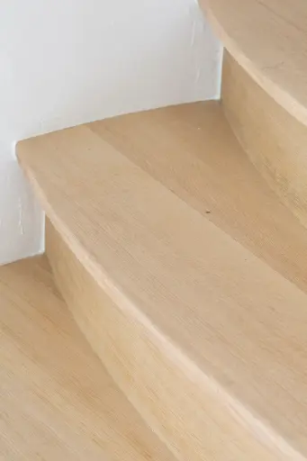 Gebogen Houten Trap rond Ronde Kolom