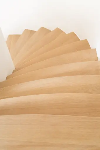Gebogen Houten Trap rond Ronde Kolom