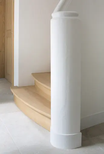 Gebogen Houten Trap rond Ronde Kolom