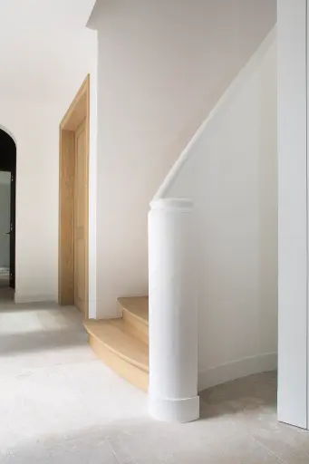 Gebogen Houten Trap rond Ronde Kolom