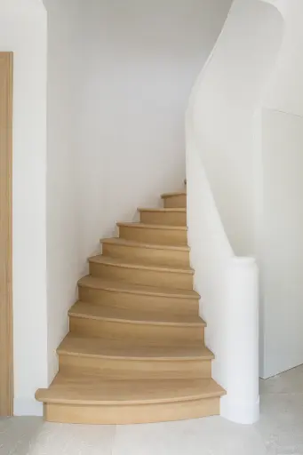 Gebogen Houten Trap rond Ronde Kolom