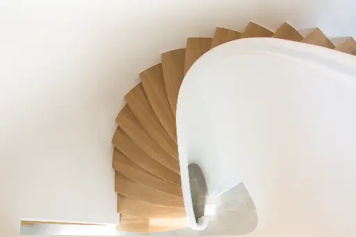 Gebogen Houten Trap rond Ronde Kolom