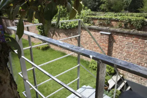 Witte Metalen Buitentrap
