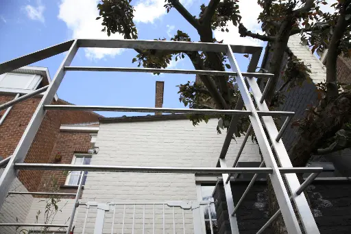 Witte Metalen Buitentrap