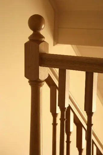 Houten Draaitrap met Gedraaide Spijlen