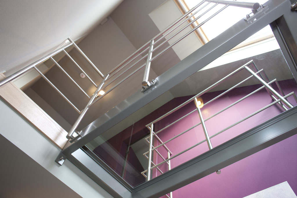 Escalier en blocs de chêne avec mezzanine en verre