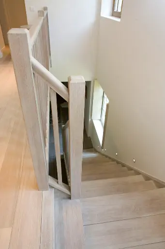 Rechte Trap in Gebleekte Eik